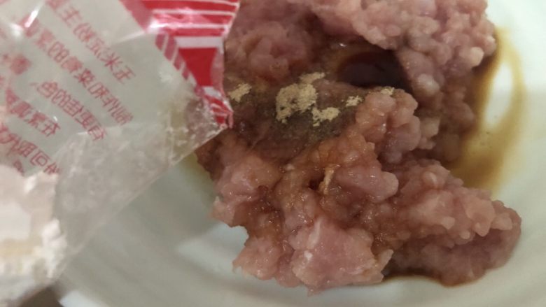 酸豆角炒肉末,再加点淀粉跟油拌匀,腌一下,入味嫩滑些