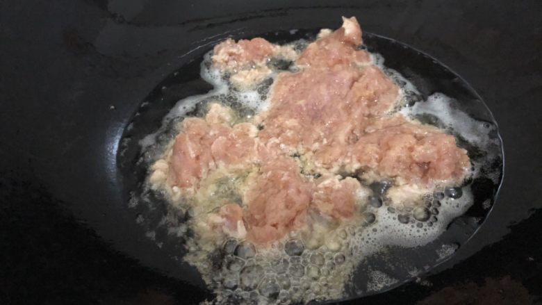 酸豆角炒肉末,油热下肉碎翻炒七分钟熟起锅(半分钟左右)