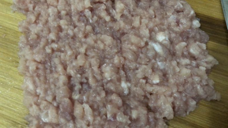 酸豆角炒肉末,<a style='color:red;display:inline-block;' href='/shicai/ 429'>瘦肉</a>洗干净,剁碎