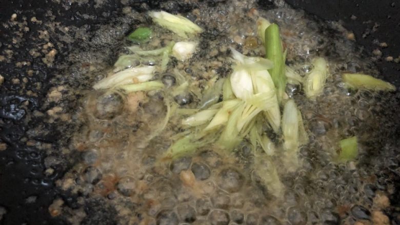 酸豆角炒肉末,不洗锅,直接下蒜苗头爆一下