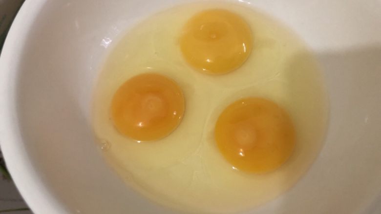 蛋挞,碗里打入鸡蛋,搅散,(这是老妈养的鸡生的,特别小一个)