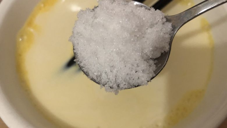 蛋挞,加入白砂糖,搅匀,放置一会侍糖融化
