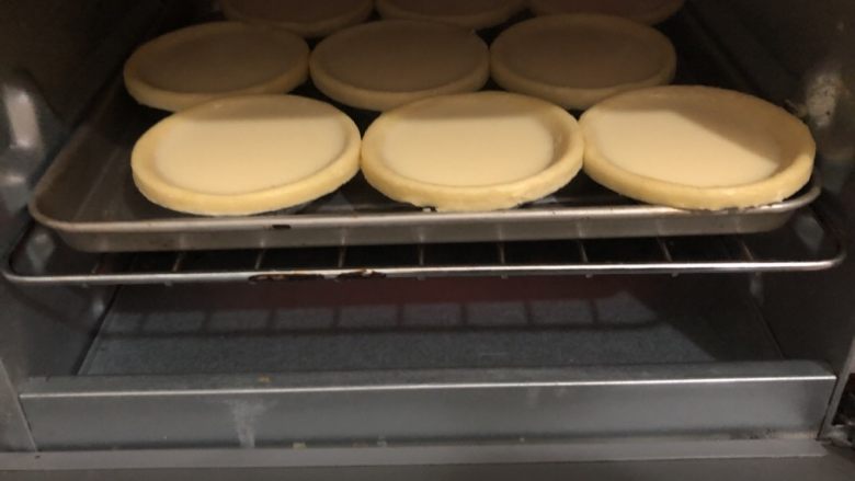 蛋挞,慢慢的放入烤箱里,关上门
