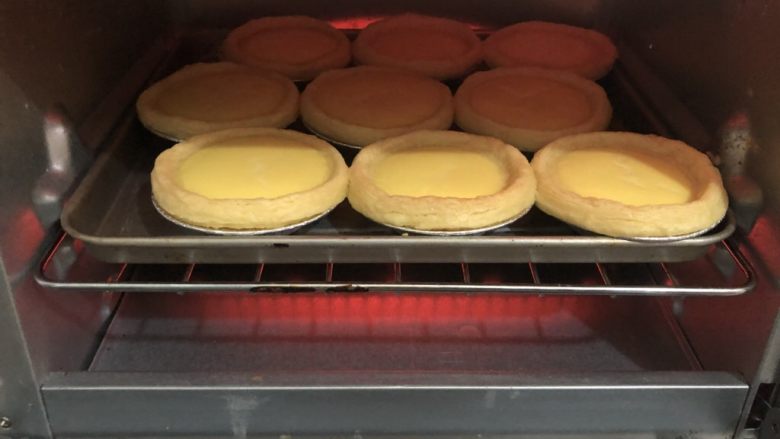 蛋挞,25分钟后的样子,已经闻到蛋挞的香味了