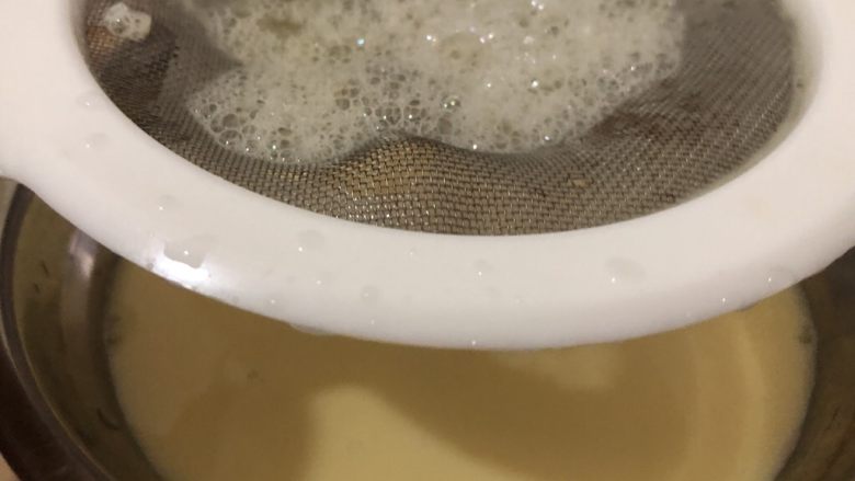 蛋挞,几分钟后搅一下,过滤掉气泡,没有过滤网的,用筷子把鸡蛋液上面那层气泡刮掉
