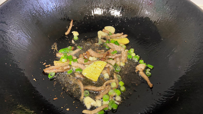 豆芽炒粉条,加入葱姜蒜爆锅,炒出香味。