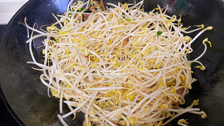 豆芽炒粉条,豆芽断生倒入一点醋,既提味,也会让豆芽至始至终都保持脆脆的状态。