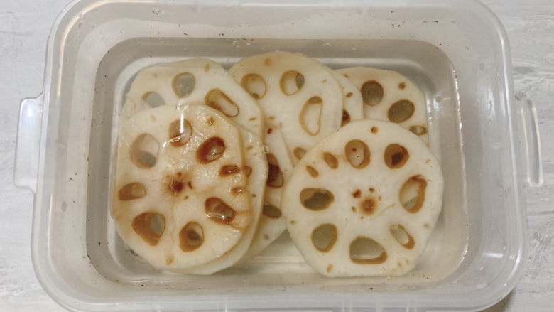 莲藕饼,取出入凉水降温,同时保持脆爽。