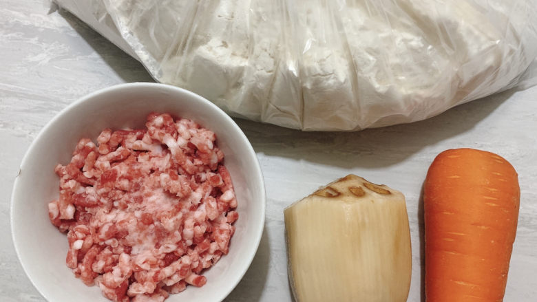 莲藕饼,食材如图,所示示意。调合的粉可选择面粉/淀粉/木薯粉。