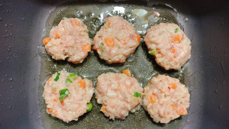 莲藕饼,中火控温,将面糊捏压成扁平的小饼,放入锅中。