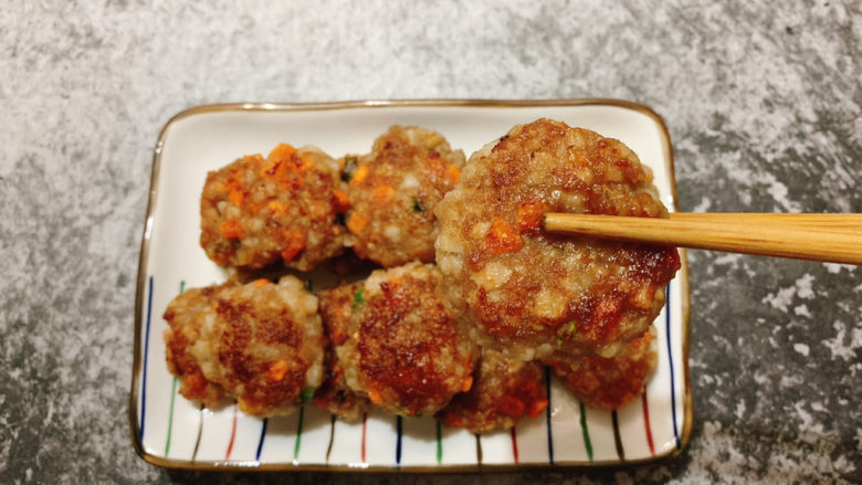 莲藕饼,带着脆藕鲜爽的鲜肉小饼完成。上面白色颗粒可不是肥肉,是藕丁噢~