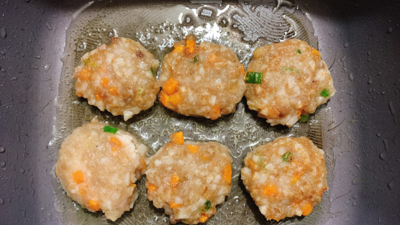莲藕饼,成型后翻面继续煎,煎到两面金黄,用锅铲轻压拍出多余油脂。