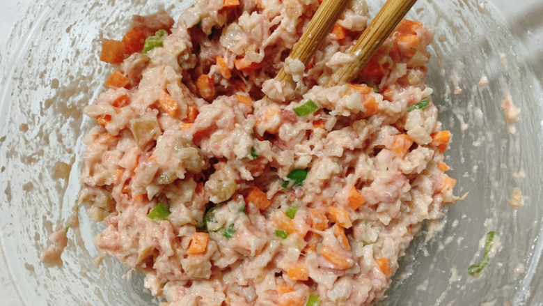 莲藕饼,调和成如图的粘稠糊糊状,多搅拌会让调味料分布均匀,也会让面糊变得劲道,煎出来的饼会弹弹的。