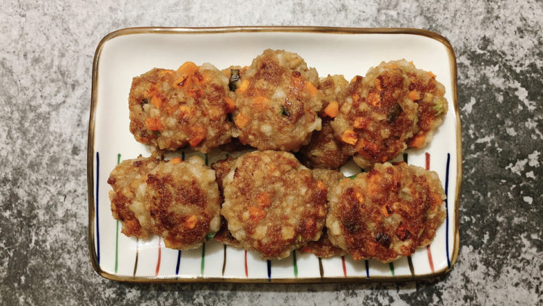 莲藕饼,因为用的是肥瘦相间的肉沫,高温下肥肉油脂会释出,煎到两面微焦出锅。
