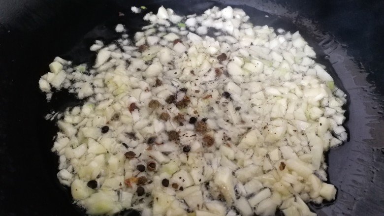 蒜香鸡翅,油微热放入蒜末和一小勺花椒,中小火炒出香味。