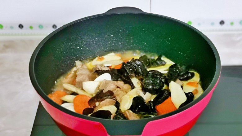 茭白木耳炒肉,加入半小碗纯净水,盖上锅盖烧开后中火焖煮2-3分钟即可关火。