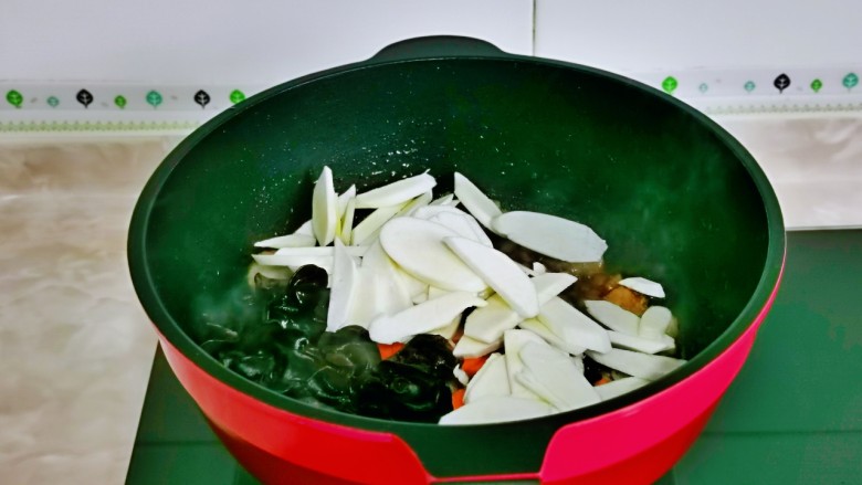 茭白木耳炒肉,再加入茭白片,,黑木耳,胡萝卜翻炒均匀。