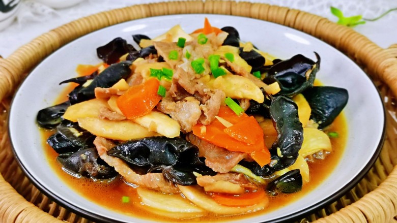 茭白木耳炒肉,秋季时令菜,营养又好吃。