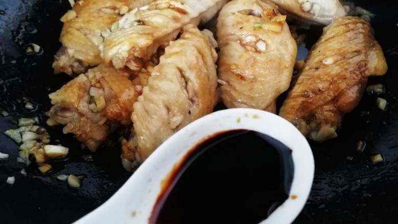 蒜香鸡翅,加<a style='color:red;display:inline-block;' href='/shicai/ 762'>老抽</a>上色,文火翻炒均匀。