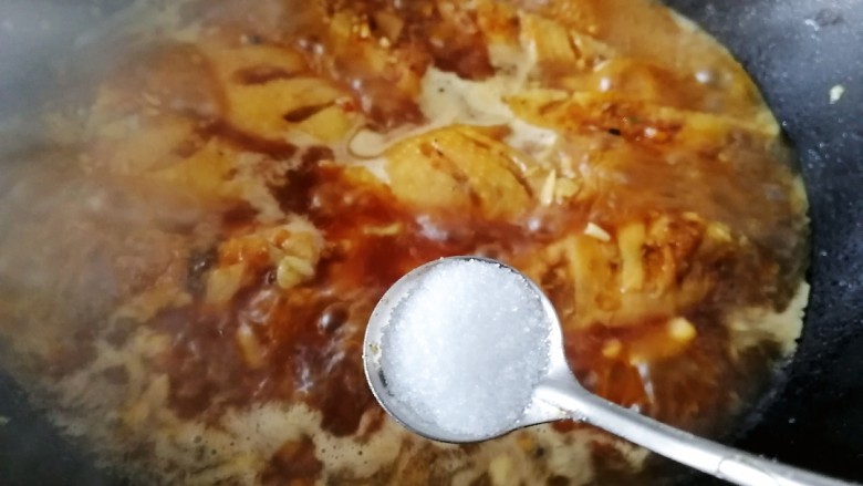 蒜香鸡翅,加200ml开水,大火煮开,加1小勺盐入味。
