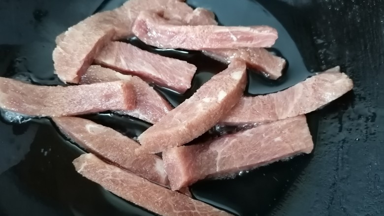 莴笋炒牛肉,放入牛肉翻炒