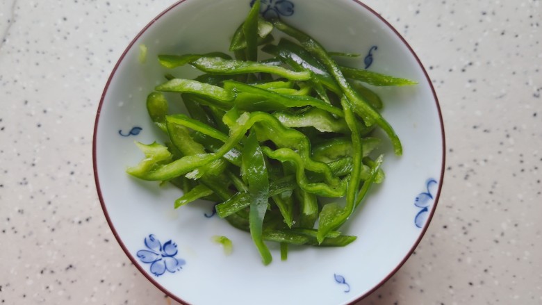 豆芽炒粉条,青椒去蒂去籽,洗净之后切成丝