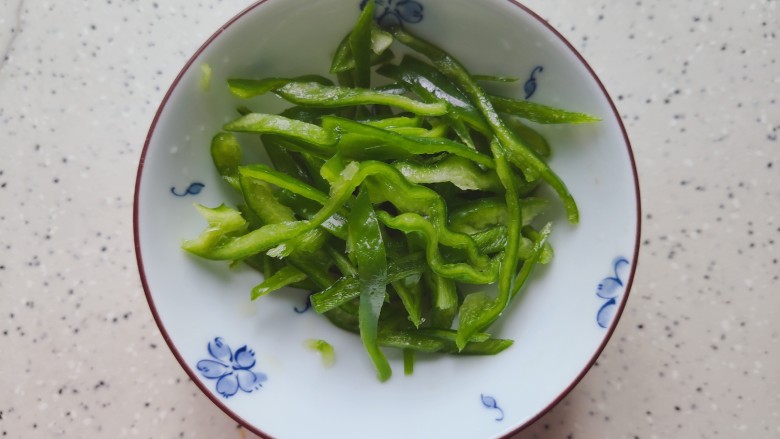 豆芽炒粉条,青椒去蒂去籽，洗净之后切成丝