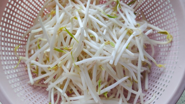 豆芽炒粉条,然后洗净,捞出,控干水分