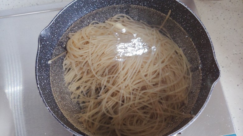 豆芽炒粉条,锅内煮适量清水,水开后放入粉条煮30秒
