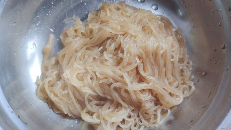 豆芽炒粉条,捞出,备用