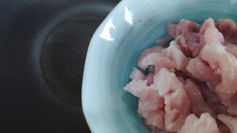 豆芽炒粉条,待油热,下肉丝