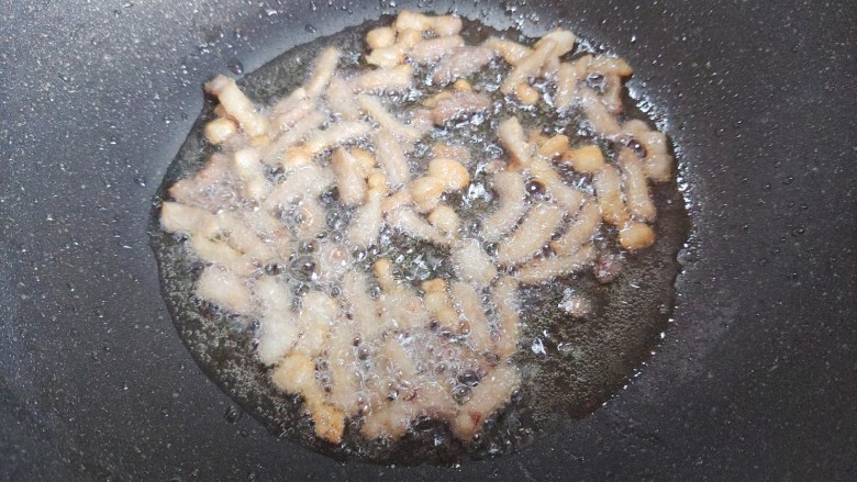 豆芽炒粉条,给点耐心,中小火煸炒至肉丝变成微微金黄色