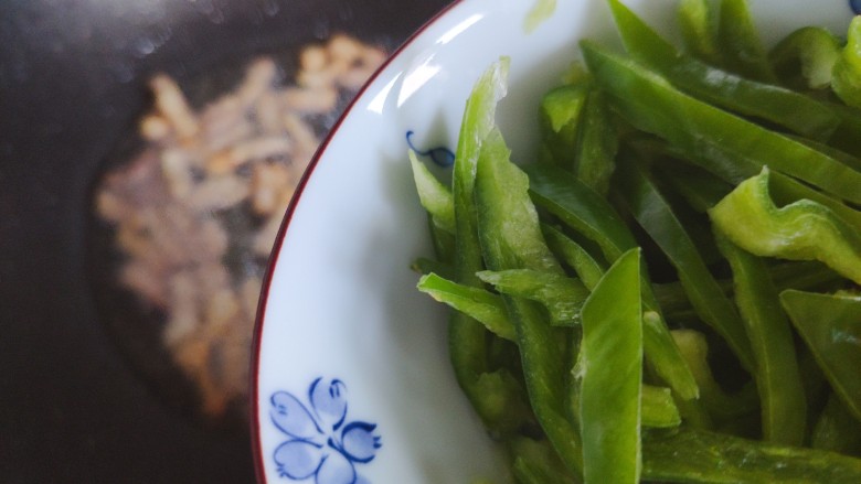 豆芽炒粉条,加入青椒