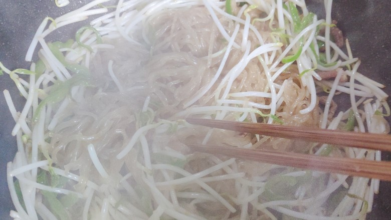豆芽炒粉条,这个时候不能用锅铲了,要用筷子来翻炒,翻炒30秒左右