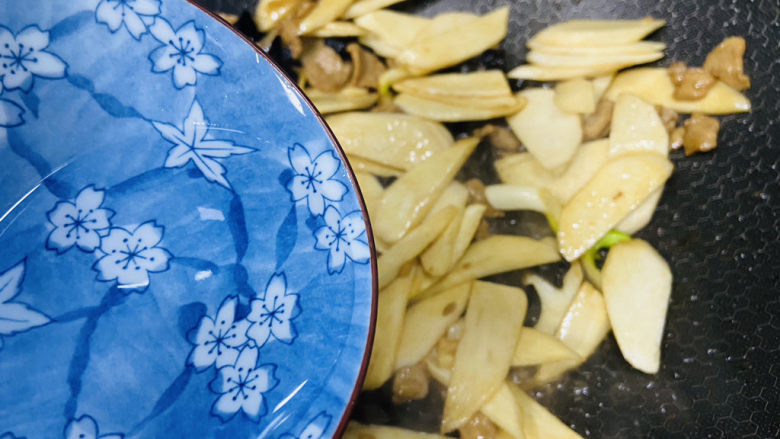 茭白木耳炒肉,加入少许热水翻炒至断生即可