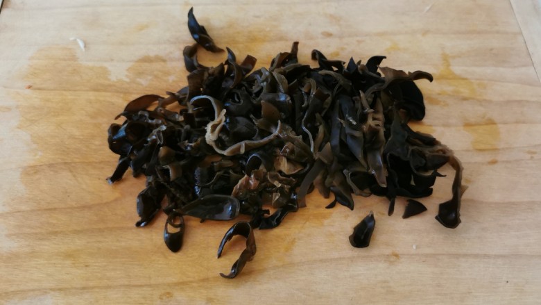 茭白木耳炒肉,木耳泡发后,放入开水中汆烫捞出,切丝备用。