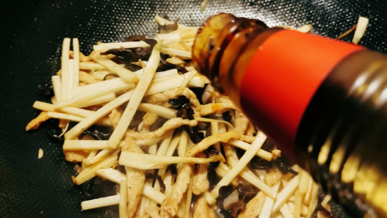 茭白木耳炒肉,倒入<a style='color:red;display:inline-block;' href='/shicai/ 721'>蚝油</a>增鲜,翻炒均匀,炒至茭白成熟。