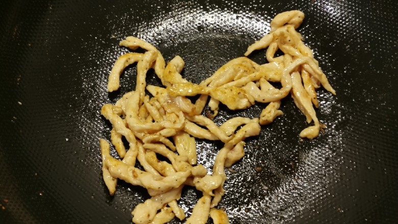 茭白木耳炒肉,再起油锅放入一汤匙食用油,放入鸡肉丝翻炒变色。