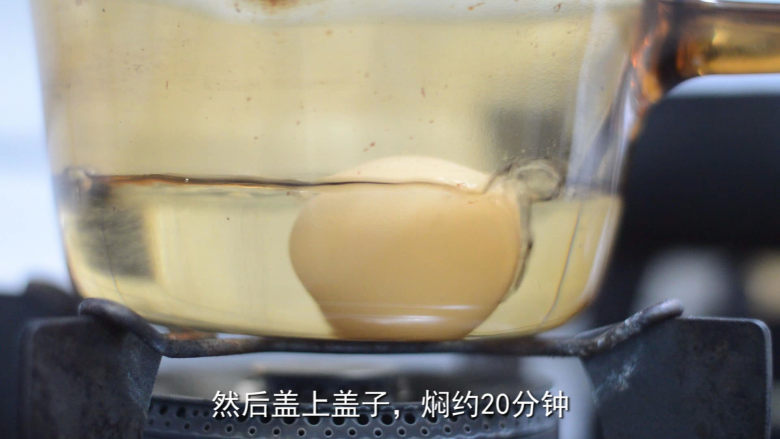 耳光炒饭,锅里烧水至7、80度关火,放入鸡蛋焖约20分钟