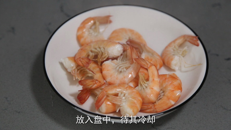 耳光炒饭,然后挑出虾肠,焯熟后捞出放凉