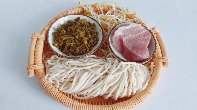 雪菜肉丝面,这次的<a style='color:red;display:inline-block;' href='/shicai/ 190'>雪菜</a>微微带一点点酸香味,特别喜欢香。