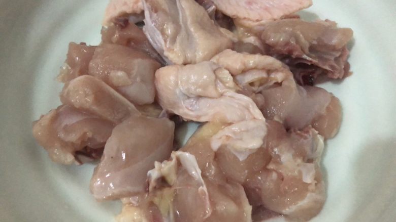 香菇蒸鸡,把鸡洗干净,斩小块