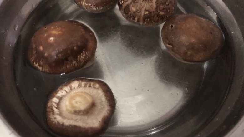 香菇蒸鸡,放清水里洗干净,抓干水分