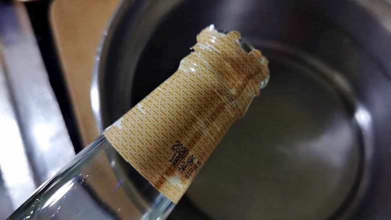 糖醋莲藕,盆中加醋