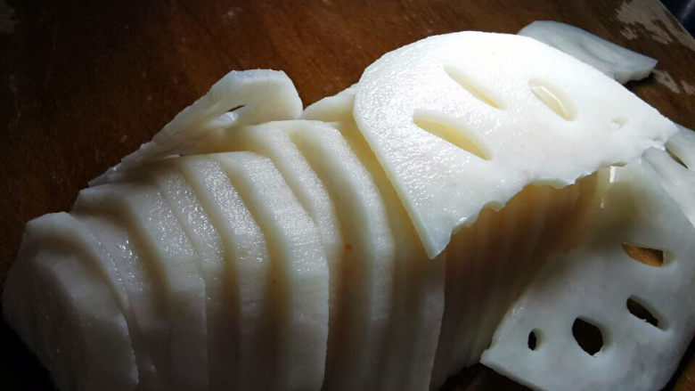 糖醋莲藕,切成1毫米厚度