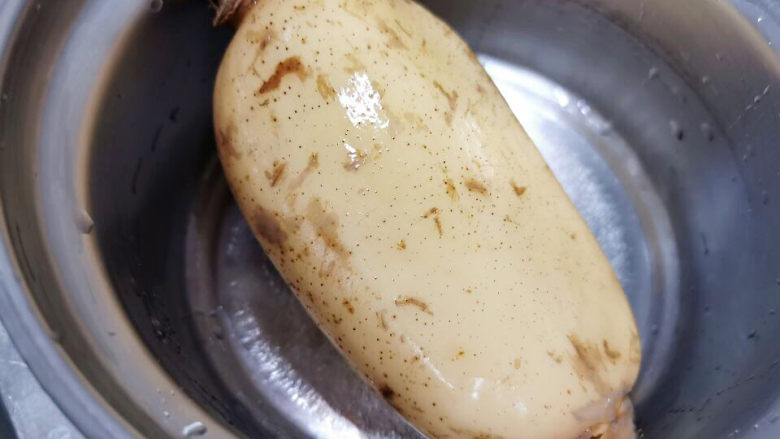 糖醋莲藕,莲<a style='color:red;display:inline-block;' href='/shicai/ 2662'>藕</a>洗去外表的汙泥