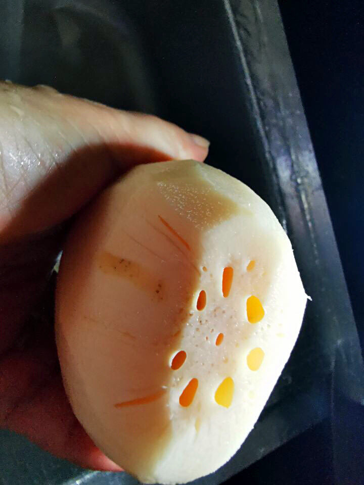 糖醋莲藕,削完皮的藕