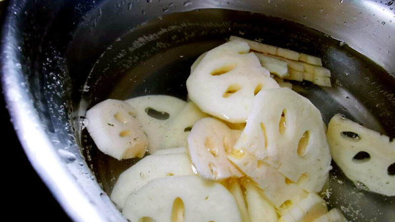 糖醋莲藕,全部切好后，要拌一拌，以防沾黏在一起