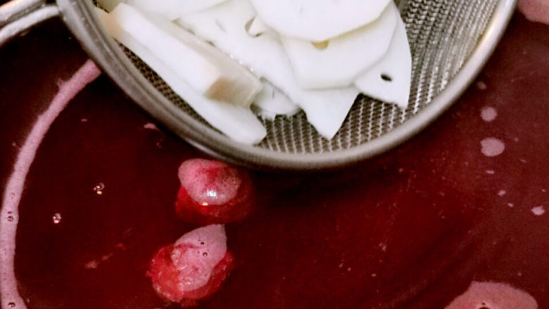 糖醋莲藕,加入藕片