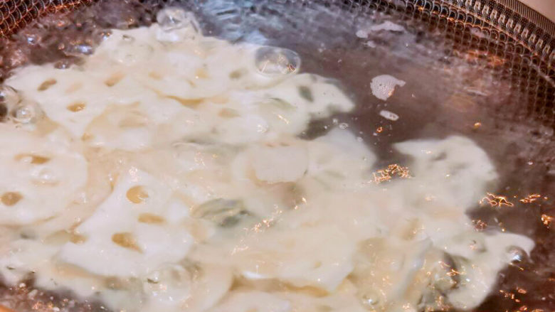 糖醋莲藕,煮开5分钟左右，捞出过凉水